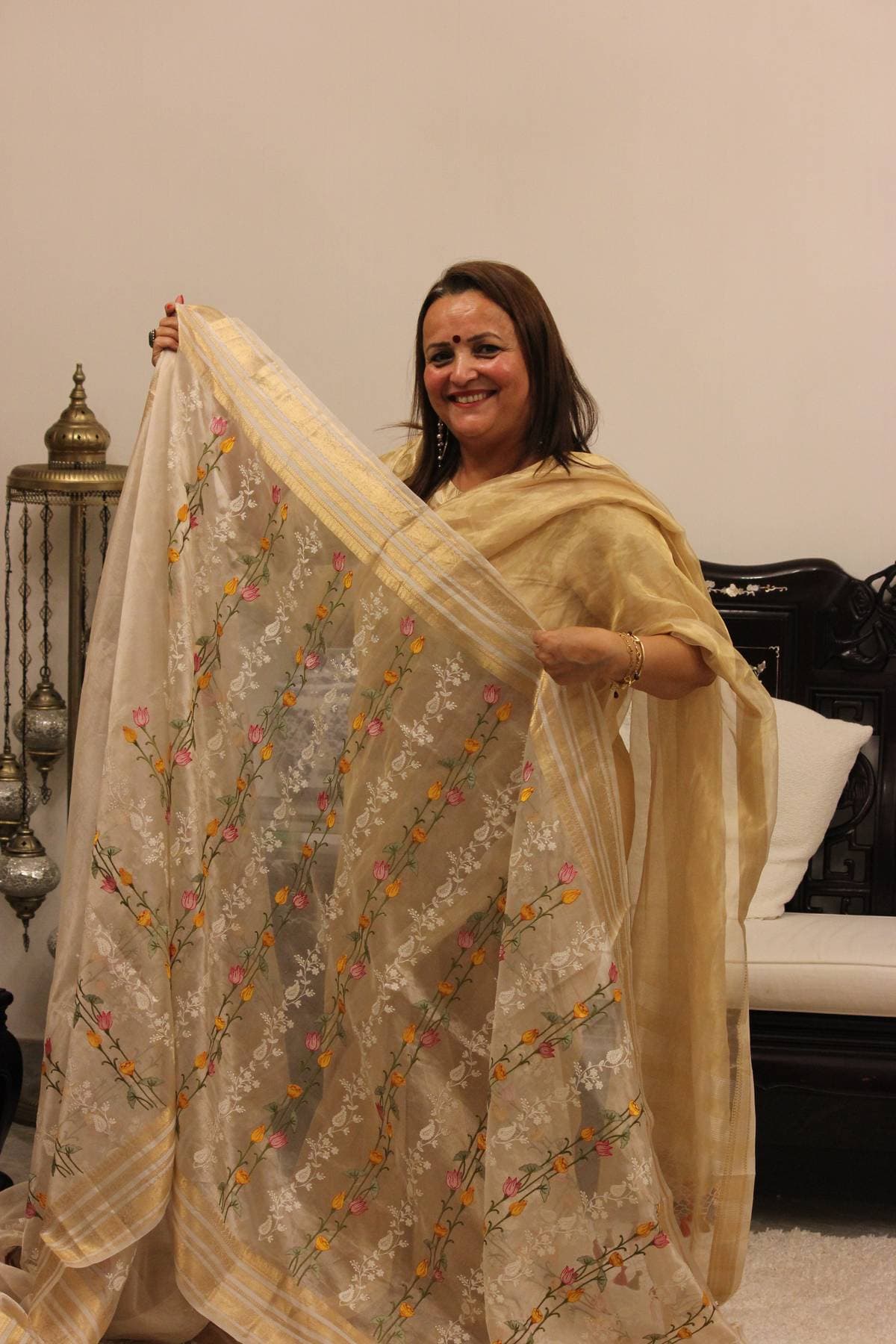 Holding the pallu